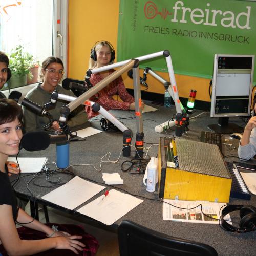 Fünf ESK-Freiwillige an den Mikrofonen im Studio von Radio Freirad
