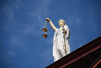 Statue der Göttin der Gerechtigkeit Justitia
