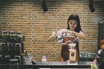 Eine Barista bereitet einen Filterkaffee zu.