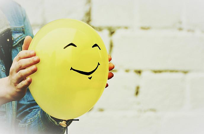 Gelber Luftballon mit glücklichen Smiley